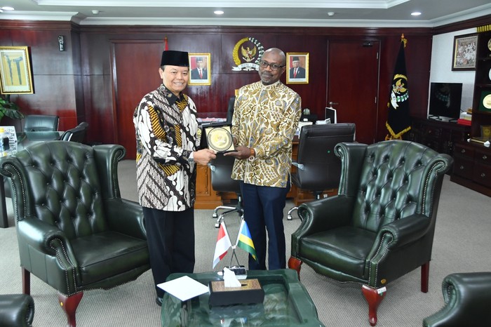 Kedatangan Duta Besar Rwanda untuk Indonesia Sheikh Abdul Karim Harelimana, di Komplek Gedung MPR/DPR/DPD disambut hangat oleh Wakil Ketua MPR Hidayat Nur Wahid (HNW).