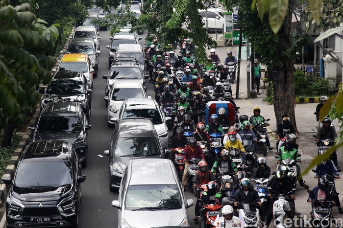 Para pengendara menembus kemacetan yang terdampak proyek strategis nasional (PSN) LRT Velodrome-Manggarai di Jl Pramuka, Jakarta, Selasa (30/4/2024). Arus kendaraan terpantau padat merayap dari arah Rawasari menuju Pramuka sejak pagi hingga siang seperti terpantau pukul 11.00 WIB.