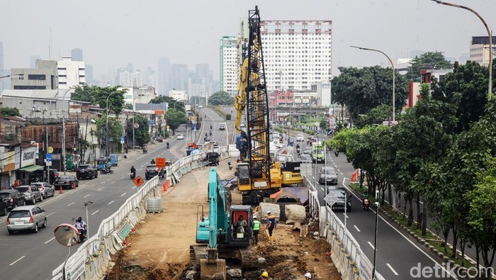 Kemacetan Terdampak Proyek LRT Velodrome-Manggarai Para pengendara menembus kemacetan yang terdampak proyek strategis nasional (PSN) LRT Velodrome-Manggarai di Jl Pramuka, Jakarta, Selasa (30/4/2024). Arus kendaraan terpantau padat merayap dari arah Rawasari menuju Pramuka sejak pagi hingga siang seperti terpantau pukul 11.00 WIB.