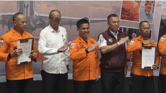 Kepala Basarnas Marsekal Madya TNI Kusworo bersama Direktur Navigasi Penerbangan Direktorat Jenderal Perhubungan Udara, Kemenhub, Kapten Sigit Hani Hadiyanto dan Kepala Obtan Wil.VI Padang, Capt.Helmiadi usai penandatangan LOCA. (Jeka Kampai/detikSumut)