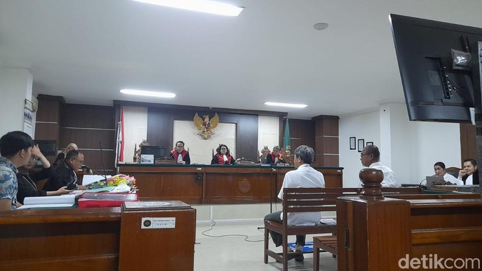 Kepala BPS Parepare Suparno Pani (kanan) saat jadi saksi di sidang korupsi eks Pimca Bulog Parepare. Andi Audia Faiza Nazli Irfan/detikSulsel