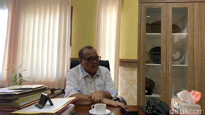 Ketua DPD I Golkar Bali I Nyoman Sugawa Korry saat ditemui di Kantor DPD Golkar Bali, Denpasar, Selasa (30/4/2024). (Foto:Rizki Setyo/detikBali)