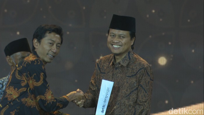 KH M Yusuf Chudlori menerima penghargaan detikjateng-jogja Awards 2024, Selasa (30/4/2024).