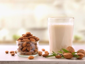 5 Manfaat Konsumsi Susu Almond, Susu Nabati yang Kaya Nutrisi