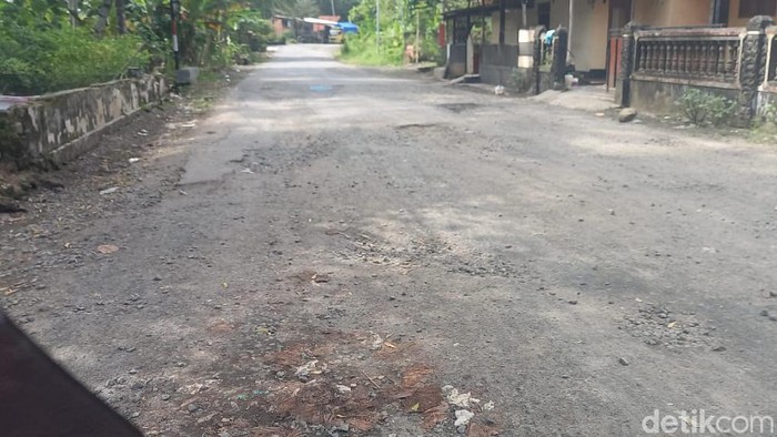 Kondisi jalan di beberapa titik Pantai Batuhiu, Desa Ciliang, Kecamatan Parigi, Kabupaten Pangandaran, rusak.