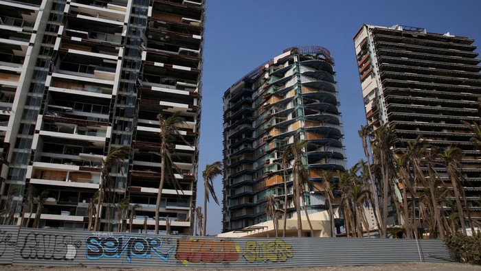 Kondisi Kota di Meksiko Setelah 6 Bulan Lalu Dihantam Badai Mematikan Tourists are seen at a beach in Punta Diamante, six months after Hurricane Otis hit Acapulco, Mexico, April 25, 2024. REUTERS/Javier Verdin