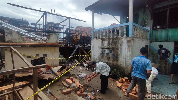 Kondisi rumah Rozali sehabis terbakar