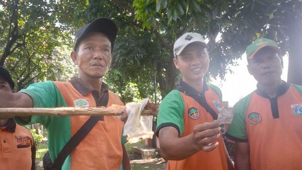 Kondom berserakan ditemukan di RTH di Jalan Tubagus Angke, Jakbar. Walkot Jakbar menduga kondisi itu disebabkan penertiban lokalisasi Kalijodo. (Antara)
