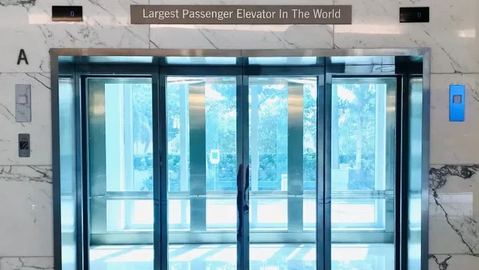 Lift terbesar di dunia ada di Mumbai, India. Letaknya di Gedung Jio World Center, buatan perusahaan Kone dari Finlandia.