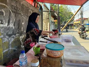 Banting Setir Jadi Penjual Nasi Uduk, Nasabah Ultra Mikro Ini Selamat dari Pandemi