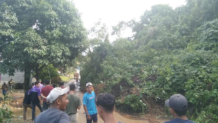 Longsor terjang Jalan Trans Sulawesi di Mamuju Tengah.
