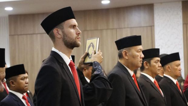 Maarten Paes disumpah menjadi WNI.