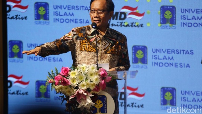 Mahfud Md menjadi pembicara kunci di Seminar Nasional Agama dana Negara dalam Diskursus Keindonesiaan Kontemporer di UII, Sleman, Selasa (30/4/2024)