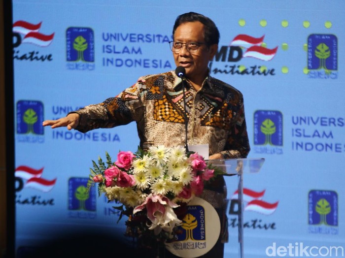 Mahfud Md menjadi pembicara kunci di Seminar Nasional Agama dana Negara dalam Diskursus Keindonesiaan Kontemporer di UII, Sleman, Selasa (30/4/2024)