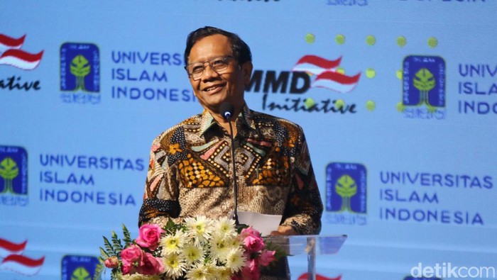 Mahfud Md menjadi pembicara kunci di Seminar Nasional Agama dana Negara dalam Diskursus Keindonesiaan Kontemporer di UII, Sleman, Selasa (30/4/2024)
