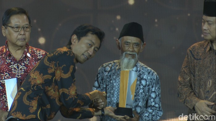 Mbah Sadiman memperoleh penghargaan detikjateng-jogja Awards 2024, Selasa (30/4/2024)