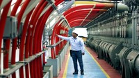 Aktivitas pekerja di pembangkit listrik PT Krakatau Chandra Energi (KCE) di Cilegon, Banten, Selasa (30/4/2024). Pembangkit 120 MW milik PT KCE dilengkapi dengan teknologi Dry Low Nox dari Gas Turbine Generator Frame 6B GE 40 MW, Heat Recovery Steam Generator dari NEM berkapasitas 65 ton/jam uap dan Steam Turbine Generator Siemens 40 MW. Pembangkit ini merupakan peralatan utama KCE untuk menyuplai listrik ke Kawasan Industri Krakatau.