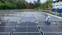 Seorang teknisi melakukan perawatan panel Pembangkit Listrik Tenaga Surya (PLTS) Terapung 58,86 kWp di Kawasan Pabrik PT KCE. PLTS Terapung ini mampu menghasilkan total daya listrik sebesar 75 MWh per tahun, dan dapat diaplikasikan di badan air. Menggunakan floater dengan bahan HDPE, PLTS ini akan menjadi solusi efisien dan ramah lingkungan untuk pemanfaatan energi surya. 