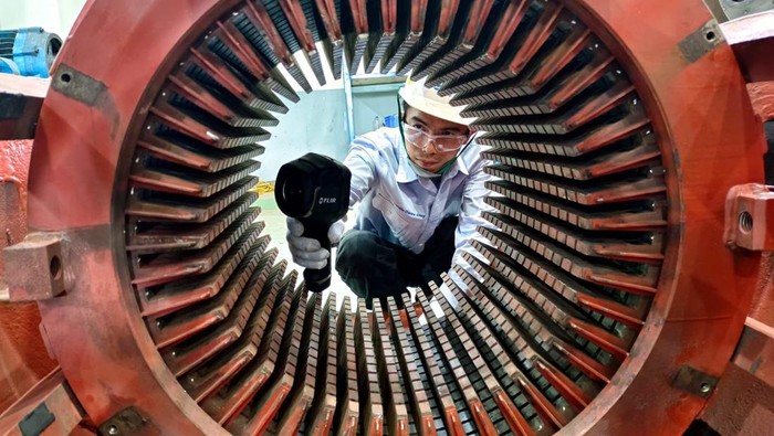 Aktivitas pekerja di pembangkit listrik PT Krakatau Chandra Energi (KCE) di Cilegon, Banten (30/4/2024). Pembangkit 120 MW milik PT KCE dilengkapi dengan teknologi Dry Low Nox dari Gas Turbine Generator Frame 6B GE 40 MW, Heat Recovery Steam Generator dari NEM berkapasitas 65 ton/jam uap dan Steam Turbine Generator Siemens 40 MW. Pembangkit ini merupakan peralatan utama KCE untuk menyuplai listrik ke Kawasan Industri Krakatau.