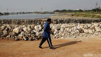 Mayoritas warga melakukan olaharaga jalan santai dan lari mengitari waduk.