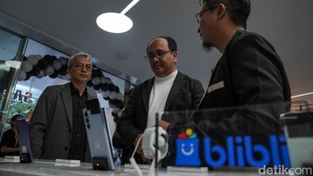 Untuk memberikan experience yang lebih solid bagi pengunjung, Samsung Experience Lounge didukung sepenuhnya oleh ekosistem omnichannel Blibli yang lengkap dan terintegrasi. Blibli tidak hanya menjamin pengalaman berbelanja langsung yang mulus, tetapi juga memastikan kemudahan akses dan pembelian produk Samsung secara online melalui www.samsung.com.