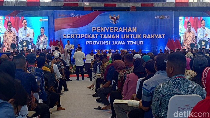 Menteri ATR/BPN AHY saat menyamaikan pesan kepada warga penerima sertifikat tanah.