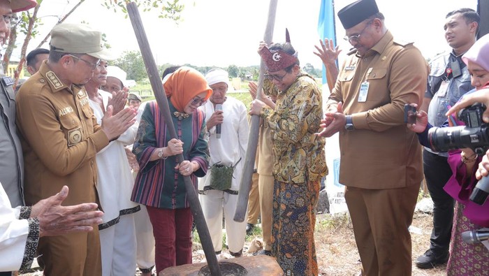 Menteri Halim Iskandar dan Pj Gubernur Babel Safrizal ZA menghadiri kegiatan Pesta Adat Murok Jerami.