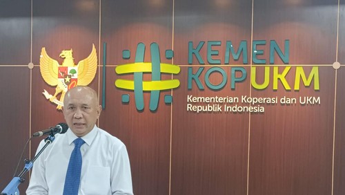 Menteri Koperasi dan Usaha Kecil Menengah (Menkop UKM) Teten Masduki, menegaskan tidak ada larangan bagi warung Madura dan toko kelontong untuk buka 24 jam.