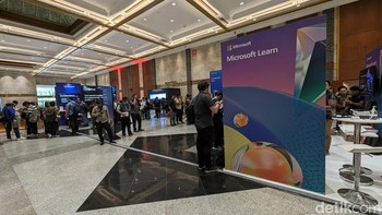 Setelah pembukaan selesai, peserta Microsoft Built: AI Day bisa mengunjungi Connection Hub untuk mempelajari produk-produk yang ditawarkan Microsoft lebih lanjut. Foto: Virgina Maulita Putri/detikINET