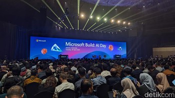 Suasana di dalam Plenary Hall JCC menjelang pembukaan Microsoft Build: AI Day di Jakarta. Foto: Virgina Maulita Putri/detikINET