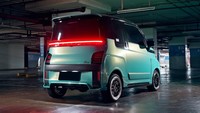 Pada bagian belakang Wuling Air ev konsep sporty juga sangat jelas tergambar, “Bodi bagian belakang kami menerapkan konsep yang sama dengan bagian depan. Kami melakukan ubahan pada bentuk bumper belakang tepatnya dibagian paling bawah, dengan konsep rear diffuser,” jelas Tomy. Foto: dok. Tomy Airbrush