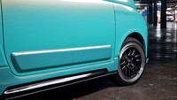 Masuk ke bagian samping, pada bodi eksterior asli nampak cekungan bodi di bagian pintu, oleh Tomy lekuk desain tersebut ditutup dengan door panel dengan ketebalan sekira 3 centimeter dan disempurnakan melalui kehadiran side skirt disepanjang sisi bawah pintu hingga mendekat ke kubah roda depan dan belakang. Foto: dok. Tomy Airbrush