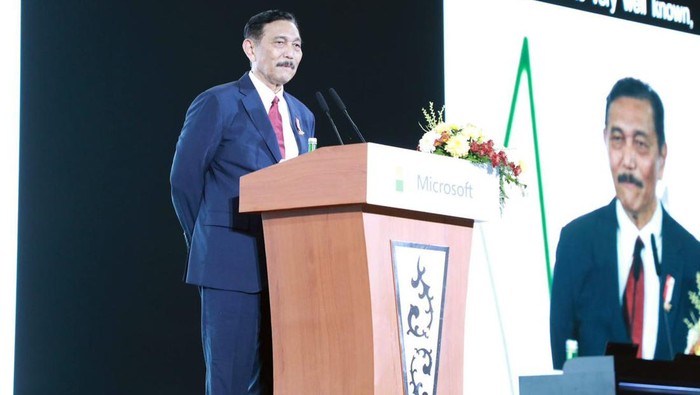 Momen Akrab Luhut Bareng Bos Microsoft Menteri Koordinator Bidang Kemaritiman dan Investasi (Menko Marves) Luhut B. Pandjaitan bertemu President Microsoft Asia, Ahmed Mazhari. Ini momennya.