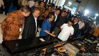 Moeldoko berkeliling booth kendaraan listrik seperti Mobil Anak Bangsa, Wuling, Cherry, BYD, dan BMW. 