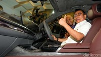 Moeldoko juga sempat menjajal menaiki salah satu mobil yang dipamerkan di PEVS 2024 