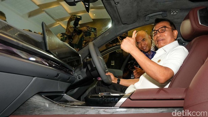 Ketua Umum Periklindo Moeldoko membuka pameran Periklindo Electric Vehicle Show (PEVS) 2024. Moeldoko juga keliling booth mobil listrik di PEVS 2024.