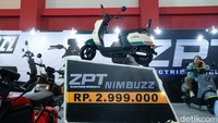 Ada juga motor listrik yang harganya sangat murah, yaitu ZPT Nimbuzz yang dipasarkan dengan harga terjangkau Rp 2.999.000. ZPT Nimbuzz dipamerkan di PEVS di JIExpo Kemayoran, Jakarta, Selasa (30/4/2024).