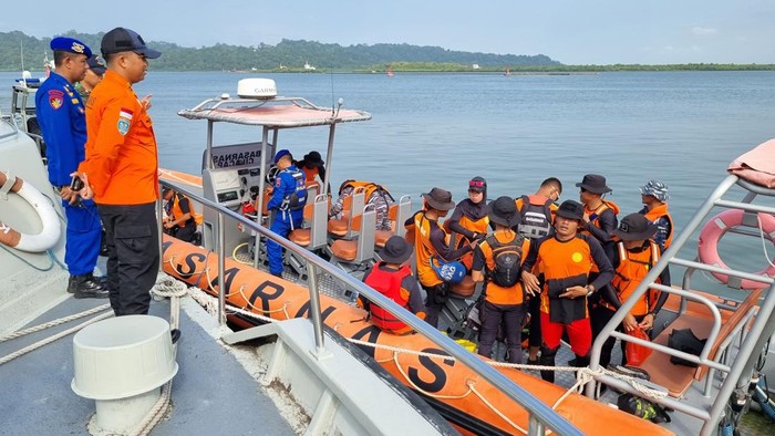 Tim SAR gabungan melakukan penyisiran untuk mencari nelayan yang hilang setelah kapalnya dihantam ombak di perairan selatan Pulau Nusakambangan, Kabupaten Cilacap, Selasa (30/4/2024).
