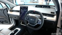 Untuk interior, jok Neta V-II dilapis bahan kulit sintetis yang lembut, setirnya model flat di bagian atas dan bawah.