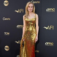 Ibu mereka tentu juga memberikan penampilan terbaiknya. Gaun emas bertabur payet yang berkilauan dari Balenciaga menjadi pilihan aktris pemenang Oscar itu. Nicole yang didampingi Keith (gagah dengan setelan formal berdasi), adalah duta untuk rumah mode yang didirikan oleh legenda fashion Spanyol Cristobal Balenciaga itu. (Foto: Axelle/Bauer-Griffin/FilmMagic)