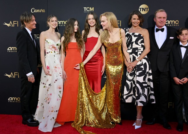 Sunday (15) muncul dalam balutan gaun merah strapless rancangan Monique Lhullier sebagaimana Womens Wear Daily mengabarkan. Begitu pula sang adik, Faith (13), yang memilih gaun putih bermotif flolar nan manis. (Foto: Axelle/Bauer-Griffin/FilmMagic)