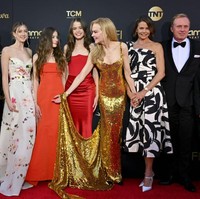 Sunday (15) muncul dalam balutan gaun merah strapless rancangan Monique Lhullier sebagaimana Womens Wear Daily mengabarkan. Begitu pula sang adik, Faith (13), yang memilih gaun putih bermotif flolar nan manis. (Foto: Axelle/Bauer-Griffin/FilmMagic)