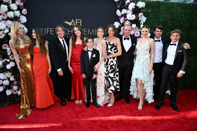 Perempuan 56 tahun asal Australia ini juga memboyong anggota keluarga lainnya seperti adik, ipar, hingga keponakan. Namun, tak tampak kedua anak angkatnya dari pernikahan terdahulu dengan Tom Cruise. (Foto: Michael Kovac/Getty Images for AFI)