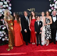 Perempuan 56 tahun asal Australia ini juga memboyong anggota keluarga lainnya seperti adik, ipar, hingga keponakan. Namun, tak tampak kedua anak angkatnya dari pernikahan terdahulu dengan Tom Cruise. (Foto: Michael Kovac/Getty Images for AFI)