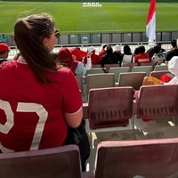 Dari berbagai foto dan video yang beredar, Noa tampak mengenakan jersey merah putih kala menghadiri laga Indonesia melawan Uzbekistan kemarin. Dalam gelaran semifinal Piala Asia U-23, Noa bahkan terlihat bersama Rafael. Foto: Dok. Instagram/TikTok