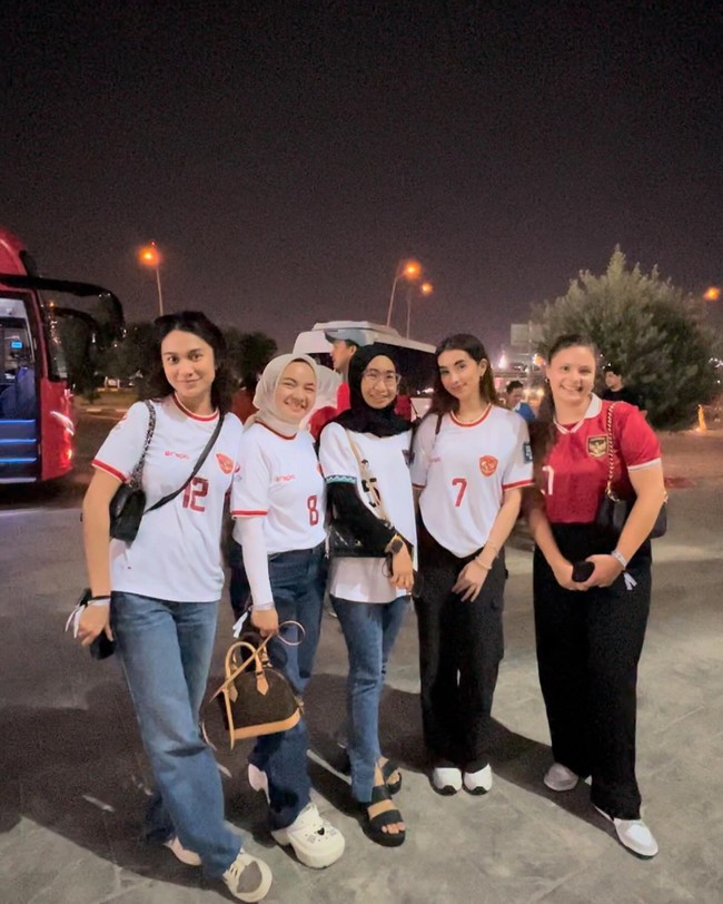 Dalam foto yang dibagikan netizen, Noa terlihat bergabung dengan sesama WAGs, yakni Azizah Salsha, istri Pratama Arhan.  Foto: Dok. Instagram @dewivinandita