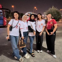 Dalam foto yang dibagikan netizen, Noa terlihat bergabung dengan sesama WAGs, yakni Azizah Salsha, istri Pratama Arhan.  Foto: Dok. Instagram @dewivinandita