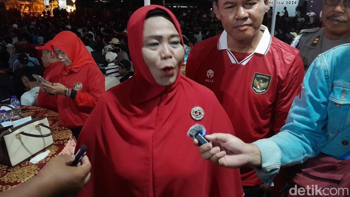 Ibunda Ernando Ari, Erna Dwi Lestari saat hadir dalam agenda nobar di Polda Jateng, Senin (29/4/2024).