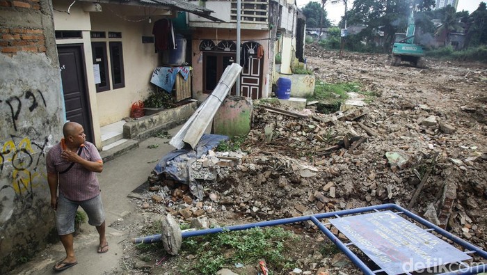 Tragedi Banjir Berulang Selama Tiga Dekade: Penduduk Bantaran Kali Ciliwung Terjebak dalam Lingkaran Keputusasaan