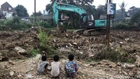 Proses perobohan dan perataan bangunan itu jadi tontonan anak-anak.